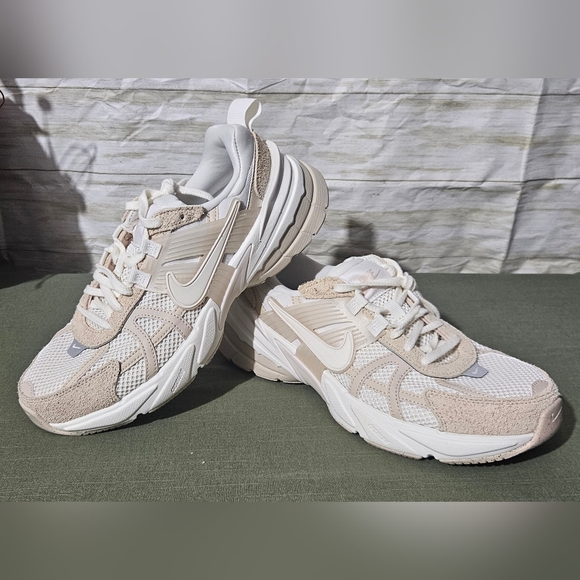 Nike Women's Cream and White Sneakers Size 9.5 - Picture 1 of 11